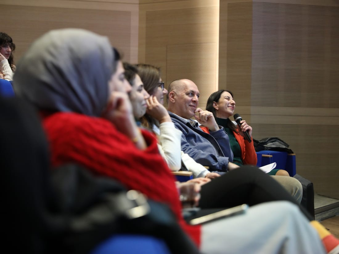 جمهور متفاعل يبتسم خلال محاضرة Gareth Walkom