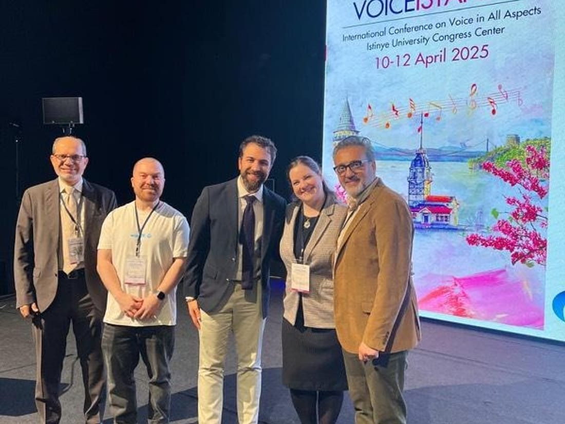 Gareth Walkom مع متحدثين آخرين في Voice Istanbul 2025، مركز مؤتمرات Istinye University